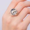 Anello con cavalluccio marino tondo