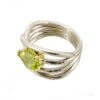 Anello intreccio peridoto steso sinistra
