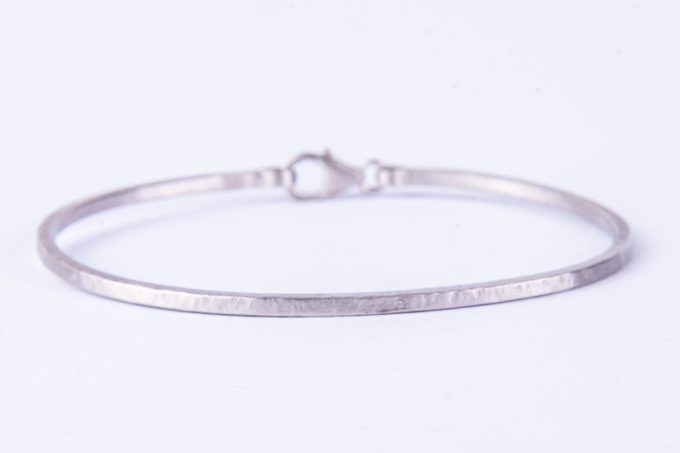 Bracciale a filo argento martellato