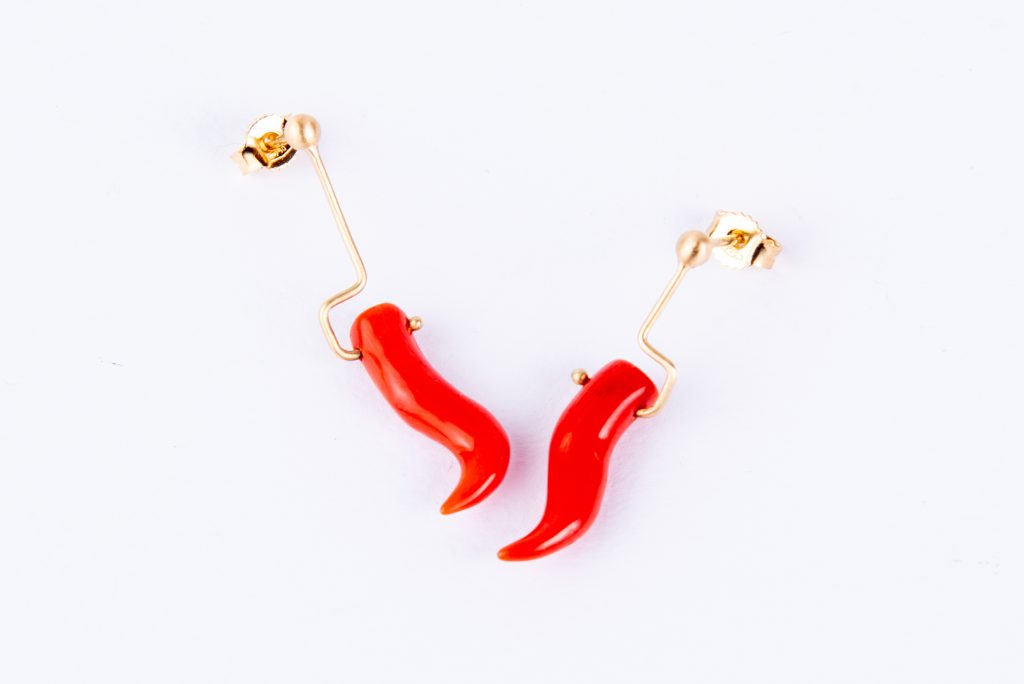 Orecchini-cornetti-di-corallo-in-oro-giallo-satinato